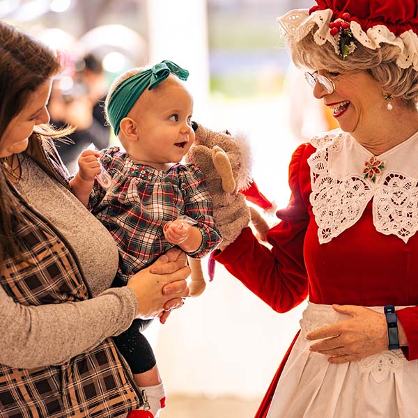 Mrs. Claus interacting with Jessica Shephard and her young daugther Juliet Watts.