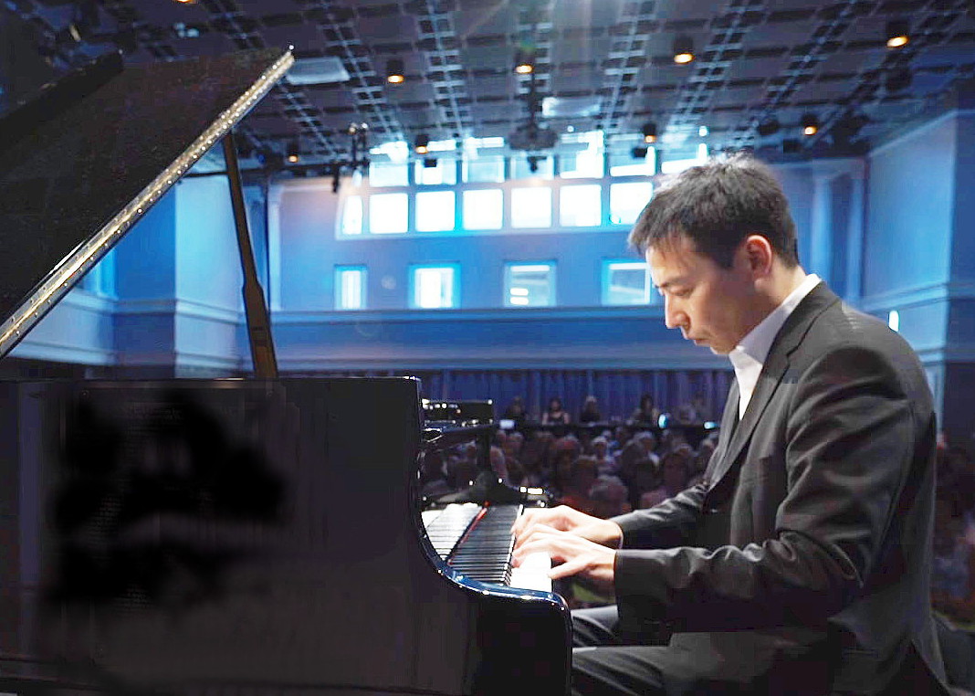 Gorden Cheng performing on the piano.